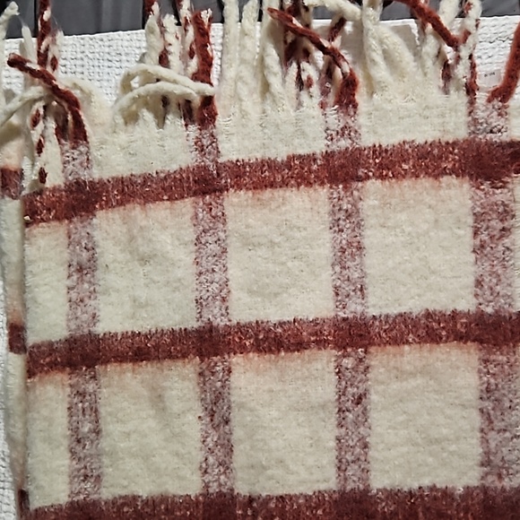 Banana Republic scarf 7 feet long 26 inches wide cream and brown color - Picture 5 of 5